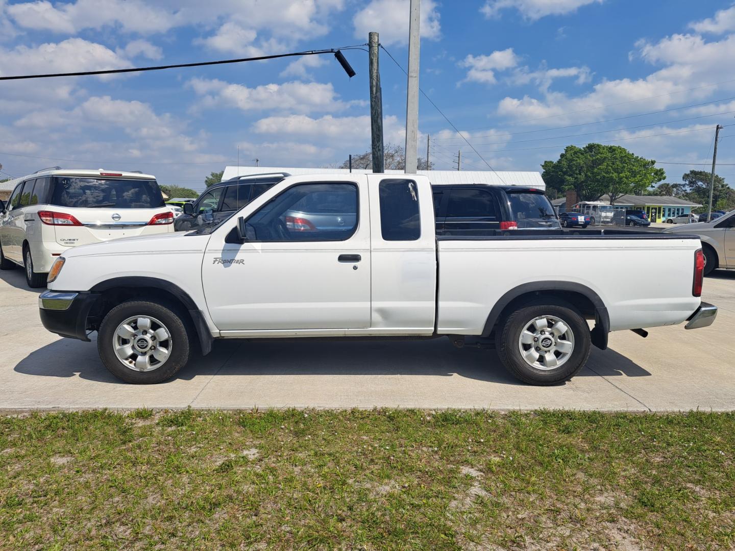 2000 White Nissan Frontier XE King Cab 2WD (1N6DD26S2YC) with an 2.4L L4 DOHC 16V engine, MANUAL TRANSMISSION transmission, located at 1181 Aurora Rd, Melbourne, FL, 32935, (321) 241-1100, 28.132914, -80.639175 - Photo#0