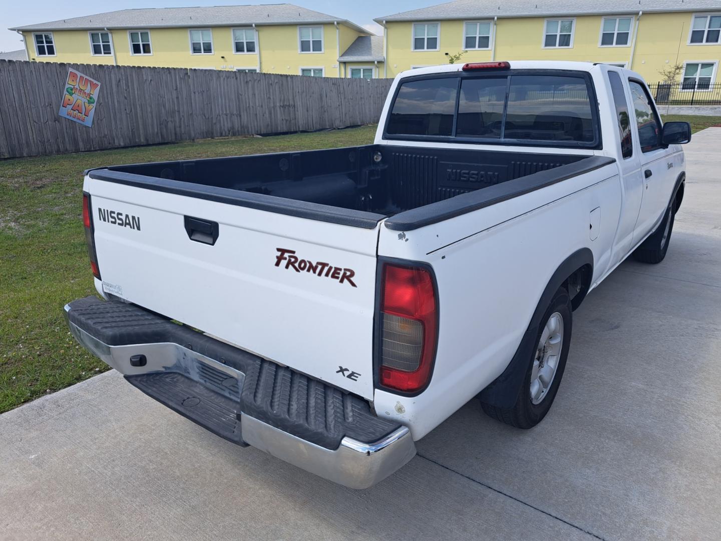 2000 White Nissan Frontier XE King Cab 2WD (1N6DD26S2YC) with an 2.4L L4 DOHC 16V engine, MANUAL TRANSMISSION transmission, located at 1181 Aurora Rd, Melbourne, FL, 32935, (321) 241-1100, 28.132914, -80.639175 - Photo#1