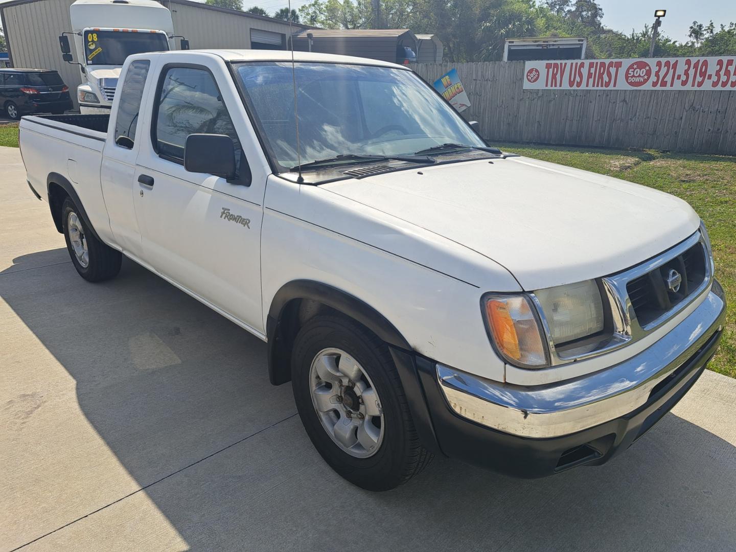 2000 White Nissan Frontier XE King Cab 2WD (1N6DD26S2YC) with an 2.4L L4 DOHC 16V engine, MANUAL TRANSMISSION transmission, located at 1181 Aurora Rd, Melbourne, FL, 32935, (321) 241-1100, 28.132914, -80.639175 - Photo#2